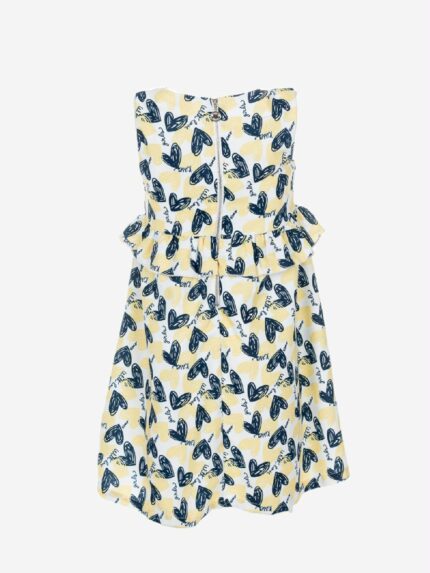 Abito Spring Breeze Ativo Kids Abito bambina senza maniche stampa fantasia di cuori all-over con scollo tondo, punto vita evidenziato da cinturina in tessuto e balza. Allacciatura con zip sul retro.