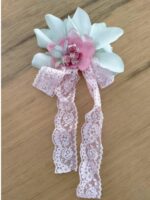 Acconciatura Rubino Mimilù Elegante acconciatura in pizzo con fiore in tessuto da abbinare agli abiti da cerimonia Rubino. Accessori Cerimonia