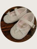 Ballerina glitter neonata Ballerina glitter per neonata con fibbia dorata e fiocchetto.