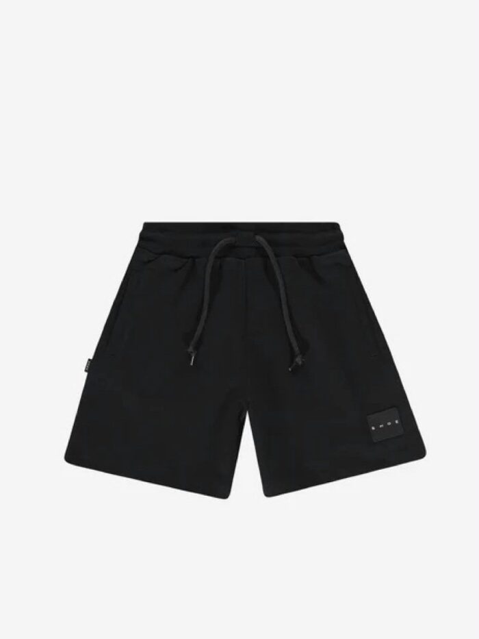 Bermuda in felpa Pantaloncino corto - 100% cotone tinta unita - con patch logo nera cucita sul fianco della gamba sinistra, cintura elastica a costine con coulisse con cordini neri. Vestibilità regolare.