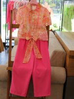 Camicia fantasia manica corta Camicia per ragazza a maniche corte a palloncino, tessuto 100% cotone fantasia Paisley all over, abbottonatura frontale, da annodare sul davanti.