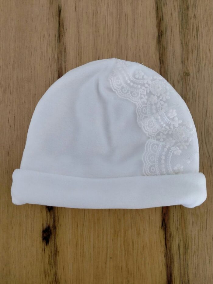Cappellino ciniglia Aria Raffinato cappellino in ciniglia per neonata con applicazione in pizzo.