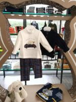 Cardigan tricot neonato Cardigan tricot - misto lana e cotone - per neonato con comodo colletto alto.Pratica apertura frontale con bottoncini. Delicata lavorazione con trecce e losanghe.