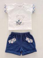 Completo due pezzi Orsetto Completo clinico corto per neonato in jersey stretch composto da: t.shirt a manica corta profilata in tessuto check e comoda apertura con bottoncini a pressione, ricamo orsetto con stella; abbinati i pantaloncini corti in jersey stretch con finte taschine in tessuto a quadri. Glam Lista Nascita Corredino