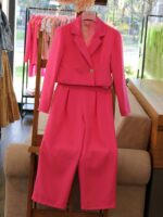 Completo giacca/pantaloni Completo due pezzi per ragazza: blazer corto con allacciatura ad un bottone, pantaloni diritti con vita elasticizzata e pinces.