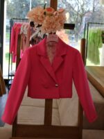 Completo giacca/pantaloni Completo due pezzi per ragazza: blazer corto con allacciatura ad un bottone, pantaloni diritti con vita elasticizzata e pinces.