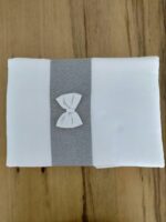 Copertina culla Spighe Copertina culla in ciniglia, fodera 100% cotone, con bordo in tessuto fantasia spigata e fiocco pois. Made in Italy