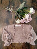 Coprispalle Oro Mimilù Elegante coprispalle in filo - 100% cotone - con applicazione di particolare fiore in maglia a fondo manica, bordo rifinito ad uncinetto.Abbinabile a tutti gli abiti della collezione Mimilù per damigelle e cerimonia. Abito Cresima Abito da Cerimonia Ragazza Abito da Cerimonia Bambina Abito Damigella Abito Prima Comunione