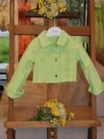 Giubbotto jeans bimba Giubbotto jeans bimba con colletto camicia, allacciatura a bottoni, fondo sfrangiato, motivo strass applicati sul davanti.