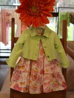 Giubbotto jeans bimba Giubbotto jeans bimba con colletto camicia, allacciatura a bottoni, fondo sfrangiato, motivo strass applicati sul davanti.