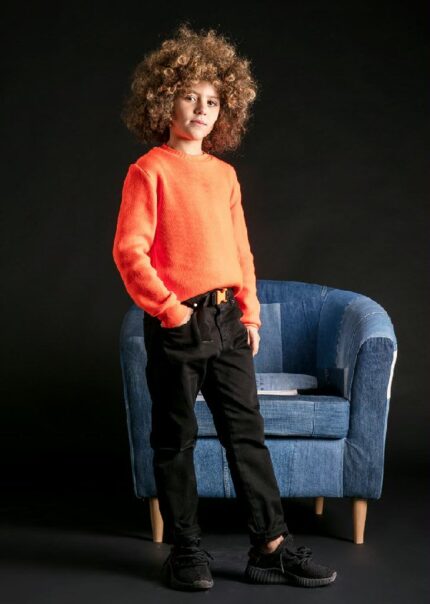 PANTALONI COTONE CON CINTURA OVER-D - Pantaloni ragazzo in cotone elasticizzato, modello 5 tasche con cintura. Vestibilità regolare.