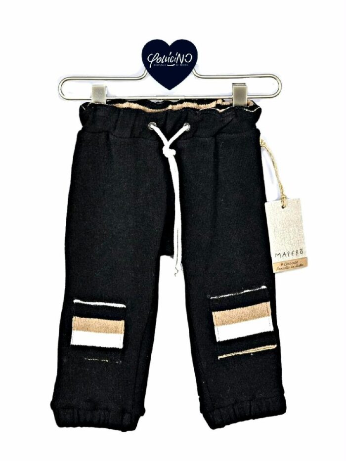 PANTALONI FELPA TOPPE RIGATE MAPERÒ - Pantaloni baby in jersey di cotone con coulisse e toppe rigate in maglia alle ginocchia. Taglie da 3 mesi a 36 mesi