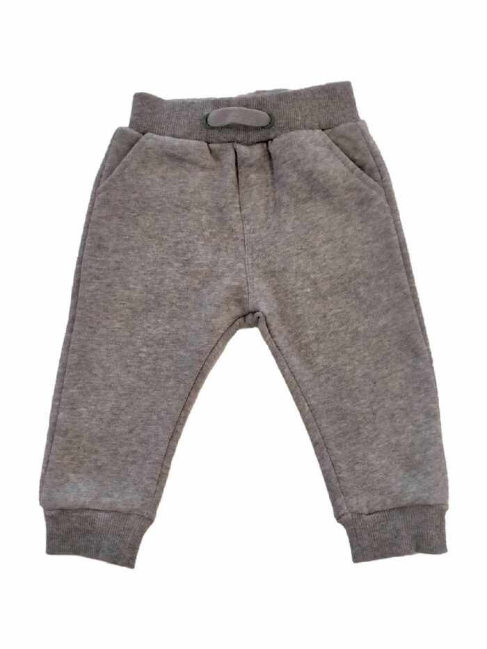 PANTALONI JOG FELPA Pantaloni felpa baby con cintura elastica, tasche anteriori america e taschina posteriore, polso in maglia al fondo.