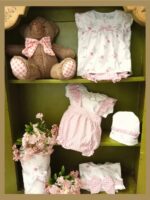 Salopette neonata Vichy Salopette per neonata in tessuto goffrato fantasia a quadretti e t.shirt in jersey di cotone con collo a corolla fantasia fiori.Made in Italy