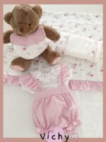 Salopette neonata Vichy Salopette per neonata in tessuto goffrato fantasia a quadretti e t.shirt in jersey di cotone con collo a corolla fantasia fiori.Made in Italy