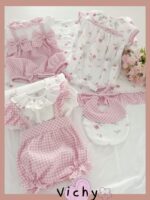 Salopette neonata Vichy Salopette per neonata in tessuto goffrato fantasia a quadretti e t.shirt in jersey di cotone con collo a corolla fantasia fiori.Made in Italy