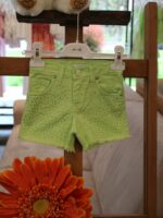 Shorts bimba Shorts in cotone elasticizzato con cintura elastica regolabile, allacciatura con bottone, decoro strass sul davanti, fondo sfrangiato.