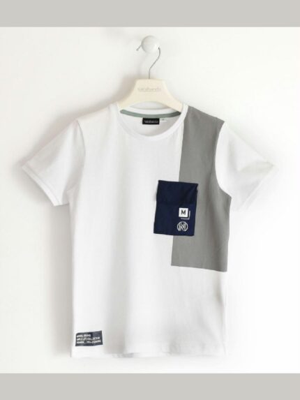 T.shirt m/corta con taschino T-.shirt Sarabanda pe bambino realizzata in jersey 100% cotone con taschino e applicazioni.