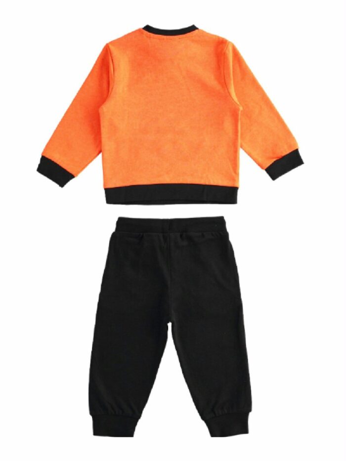 Tuta jogging bambino Tuta joggings per bambino in cotone elasticizzato, composta da: felpa girocollo stampata + pantaloni con cintura elastica, coulisse e taschine.