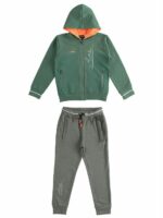 Tuta jogging ragazzo Tuta jogging per ragazzo realizzata in felpa garzata internamente - 100% cotone. La felpa è zippata con cappuccio ed è arricchita da un'importante stampa gommata, i pantaloni sono baggy con elastico in vita e coulisse, tasche a filetto.