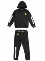 Tuta jogging ragazzo Tuta jogging per ragazzo realizzata in felpa garzata internamente - 100% cotone. La felpa è zippata con cappuccio ed è arricchita da un'importante stampa gommata, i pantaloni sono baggy con elastico in vita e coulisse, tasche a filetto.