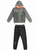 Tuta jogging ragazzo Tuta jogging per ragazzo realizzata in felpa garzata internamente - 100% cotone. La felpa è zippata con cappuccio ed è arricchita da un'importante stampa gommata, i pantaloni sono baggy con elastico in vita e coulisse, tasche a filetto.