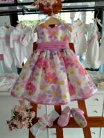 Abito Blossom Spettacolare abito da cerimonia in tessuto fantasia floreale all over, modello smanicato con cintura in tessuto con ampio fiocco sul retro, allacciatura con zip nascosta, voluminosa sottogonna con tulle, scollo - giromanica e fondo profilati in tessuto tinta unita. Made in Italy Ultime Taglie Abito da Cerimonia Bambina Abito da Cerimonia Neonata
