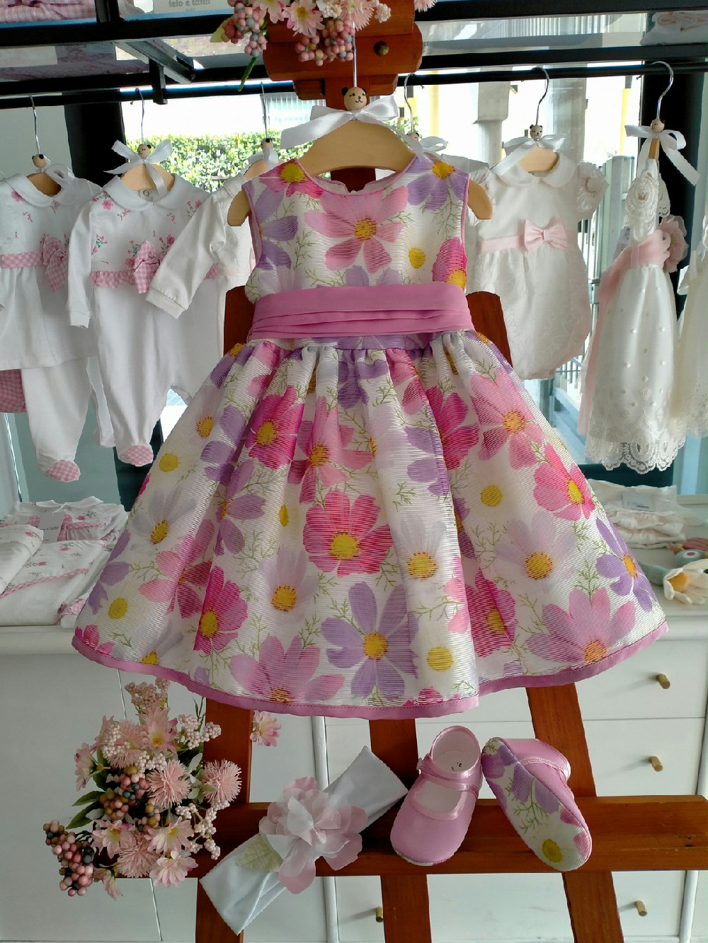 Abito Blossom VE4839 Ultime Taglie Abito da Cerimonia Bambina Abito da Cerimonia Neonata 00 Abito Blossom Spettacolare abito da cerimonia in tessuto fantasia floreale all over, modello smanicato con cintura in tessuto con ampio fiocco sul retro, allacciatura con zip nascosta, voluminosa sottogonna con tulle, scollo - giromanica e fondo profilati in tessuto tinta unita. Made in Italy Ultime Taglie Abito da Cerimonia Bambina Abito da Cerimonia Neonata
