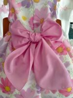 Abito Blossom Spettacolare abito da cerimonia in tessuto fantasia floreale all over, modello smanicato con cintura in tessuto con ampio fiocco sul retro, allacciatura con zip nascosta, voluminosa sottogonna con tulle, scollo - giromanica e fondo profilati in tessuto tinta unita. Made in Italy Ultime Taglie Abito da Cerimonia Bambina Abito da Cerimonia Neonata