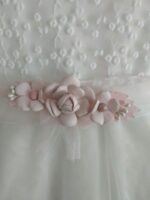 Abito Dalia Mimilù Abito da cerimonia e Battesimo color latte, modello senza maniche in misto cotone con gonna in tulle multistrato e ampia sottogonna, elegante corpino ricamato, cintura in organza color rosa tenue -annodabile sul retro con un grande fiocco e ampi lembi - completata da una raffinata spilla floreale rosa polvere con dettagli in pizzo. Abito da Battesimo Abito da Cerimonia Neonata