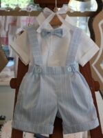 Completo due pezzi Sabbia Completo due pezzi per neonato composto da: pantaloncino corto con bretelle in tessuto a tinta unita con impunture a contrasto + body/ camicia in tessuto misto lino con manica corta, papillon abbinato. Made in Italy Abito da Battesimo Glam Corredino