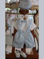 Completo due pezzi Sabbia Completo due pezzi per neonato composto da: pantaloncino corto con bretelle in tessuto a tinta unita con impunture a contrasto + body/ camicia in tessuto misto lino con manica corta, papillon abbinato. Made in Italy Abito da Battesimo Glam Corredino