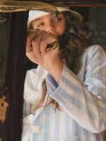 Giacca ragazza Giacca ad un bottone, tasche applicate, tessuto fantasia rigata azzurra.