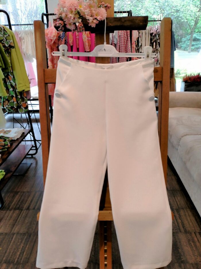Pantaloni ragazza Pantaloni taglio diritto con tasche america abbellite da bottone, allacciatura con cerniera laterale nascosta.