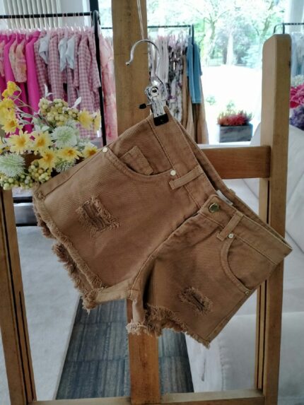 Shorts ragazza Shorts in denim elasticizzato con strappi, modello cinque tasche, color cacao.
