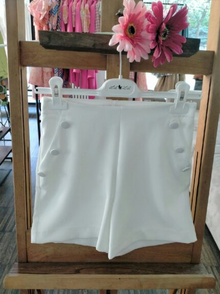 Shorts ragazza Shorts in morbido tessuto, tasche america con decoro bottoni, allacciatura con zip laterale.