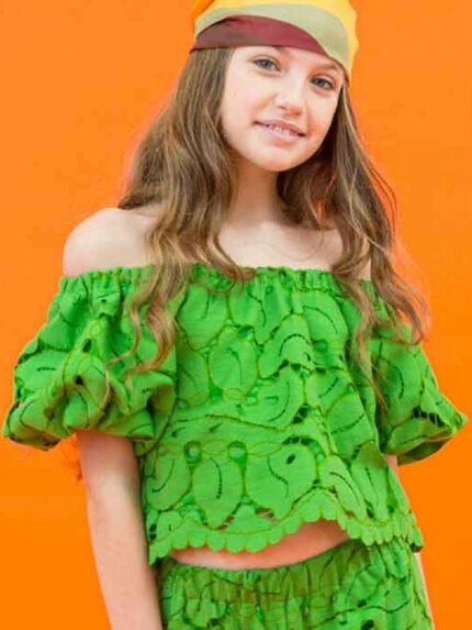 Top ragazza Top in pizzo con scollo tondo elasticizzato, maniche a palloncino, fondo smerlato, fodera in cotone.
