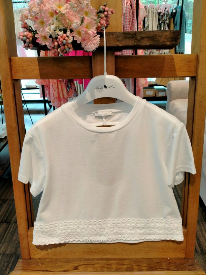 T.shirt m/corta ragazza T.shirt in jersey di cotone elasticizzato, manica corta, apertura posteriore, decoro macramè al fondo.