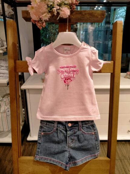 T.shirt manica corta La Vie En Rose T.shirt stampata con particolare manichina corta aperta chiusa da fiocchetto, bottoncini sulla spalla per comodo indosso.