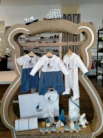 Tutina neonato Vela Tutina per neonato a maniche lunghe senza piedini, modello bicolore con colletto fantasia e decoro con patch applicate. Made in Italy Lista Nascita Corredino