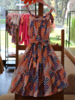 Abito fantasia geometrica Abito midi con bretelline, fantasia geometrica all over, cintura in tessuto.