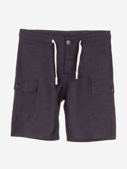 Bermuda in lino Bermuda in lino con tasconi, allacciatura a bottone e comoda coulisse.