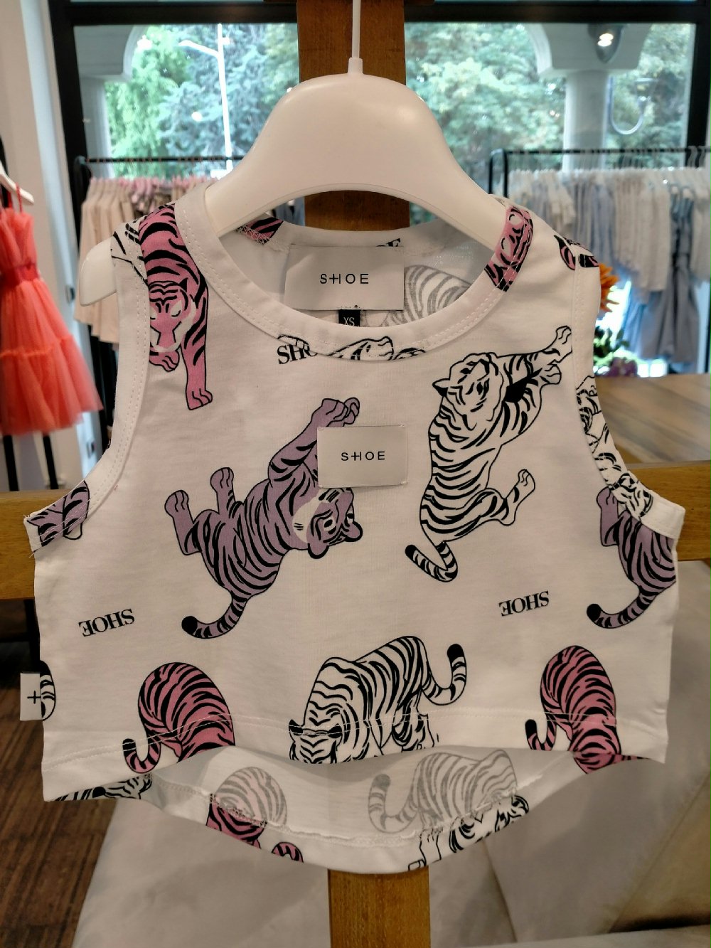 Canotta crop fantasia TAMY0408 00 Canotta crop fantasia Canotta crop - 100% cotone - con stampa fantasia tigri all over, dietro più lungo con fondo stondato.