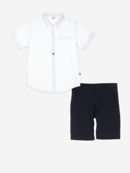 Completo due pezzi Completo composto da: Camicia in cotone a maniche corte, allacciatura con bottoni sul davanti, taschina applicata sul pettorale + Bermuda in tessuto dal taglio classico con vita regolabile con elastico interno, allacciatura sul davanti con chiusura a bottone singolo e zip nascosta.