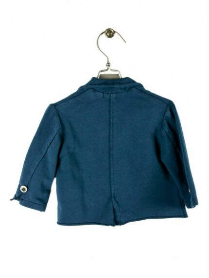 GIACCA FELPA Giacchina taglio blazer in jersey di cotone elasticizzato, bordi a taglio vivo, chiusura a tre bottoni e taschina applicata. MAPERÒ - Taglie 3/36 mesi.