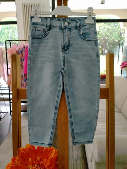 Jeans 5 tasche Jeans in denim chiaro elasticizzato, allacciatura con bottone e zip, cintura elastica dietro.