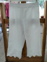 Pantaloni La Vie En Rose Pantaloni morbidi in cotone con elastico in vita e chiusura con bottoni. Dettagli floreali in ricamo inglese sul fondo.