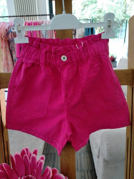 Shorts La Vie En Rose Morbidissimi shorts in cotone/tencel, allacciatura con zip e bottone, cintura elastica arricciata, 4 tasche.