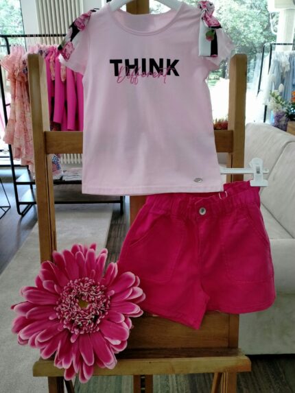 T.shirt manica corta La Vie En Rose T.shirt stampata n cotone elasticizzato, grossi fiocchi applcati sulla spalla in tessuto fantasia floreale all over.