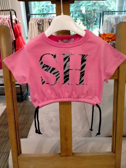 T.shirt manica corta T.shirt girocollo in cotone tinta unita di colore rosa scuro, 100% cotone, collo lavorato a costine, maniche corte a spalla scesa e fondo arricciato regolabile con cordini neri. Stampa "shoe logo" fantasia jungle . Vestibilità regolare.